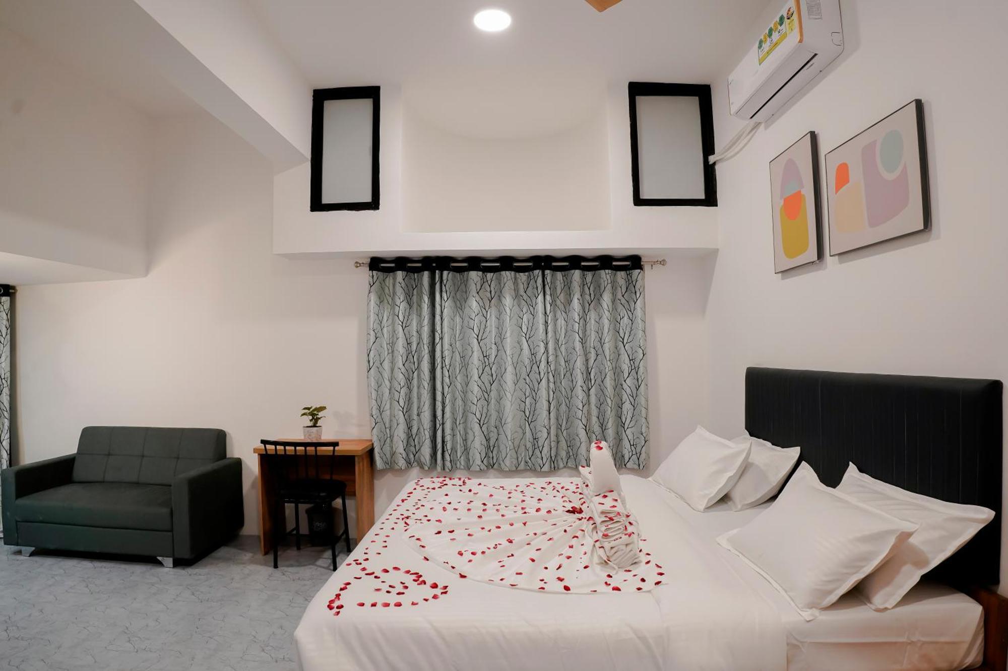 Hotel Royal Accord Surat Exterior photo