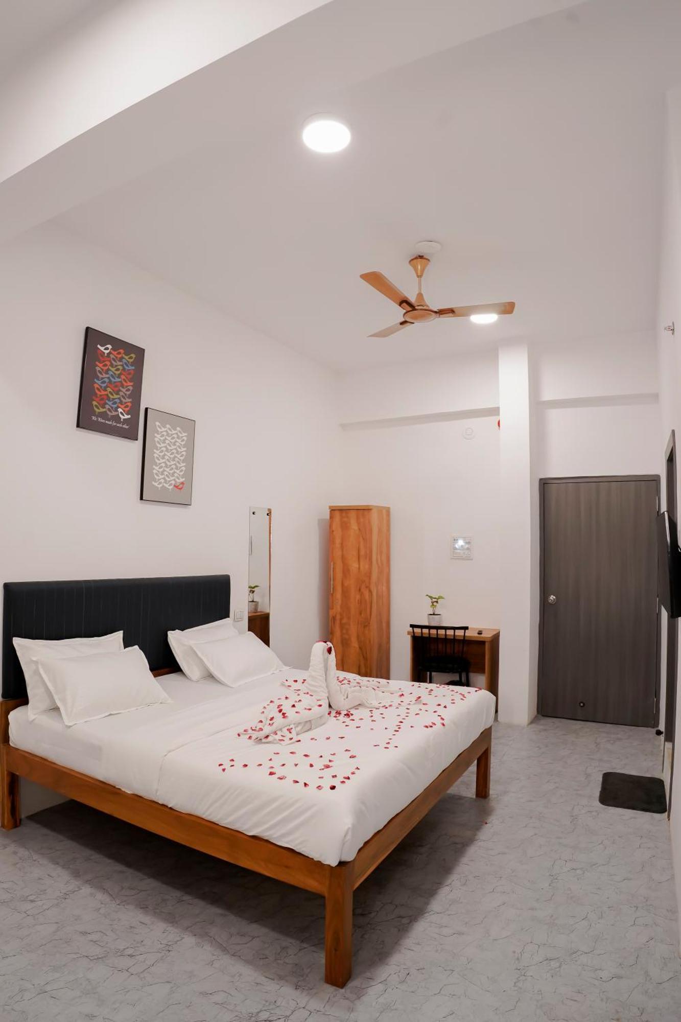 Hotel Royal Accord Surat Exterior photo